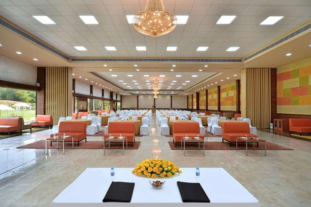 منتجع بست ويسترن كانتري كلوب غورغاون المرافق الصورة